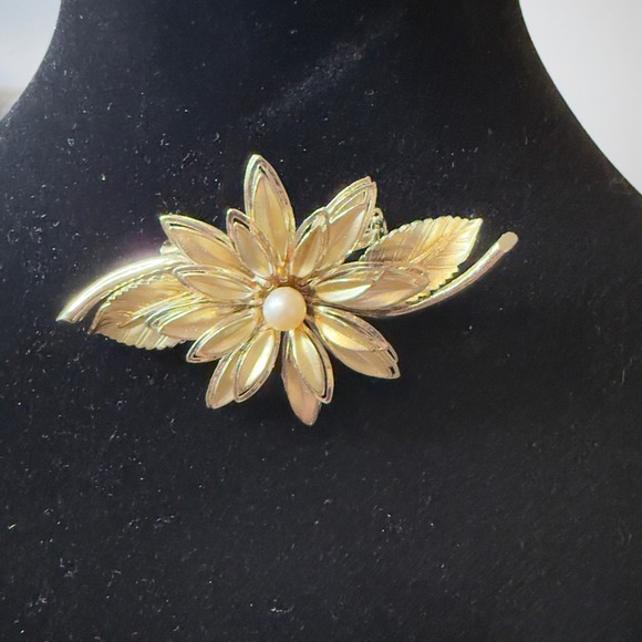 Jewelry - Vintage Gold Tone Flower Brooch Pearl Center Accented Leaves